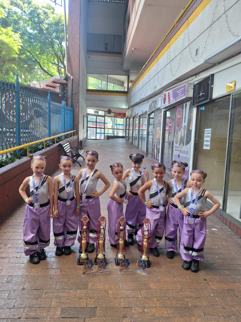 ✨ Talento que brilla: Juanita y Alicia conquistan competencia nacional de danza ✨